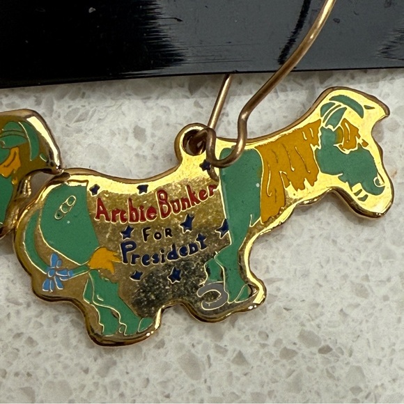 Vintage Archie Bunker for President Earrings All in the Family Gold Tone 1970s - Picture 9 of 10
